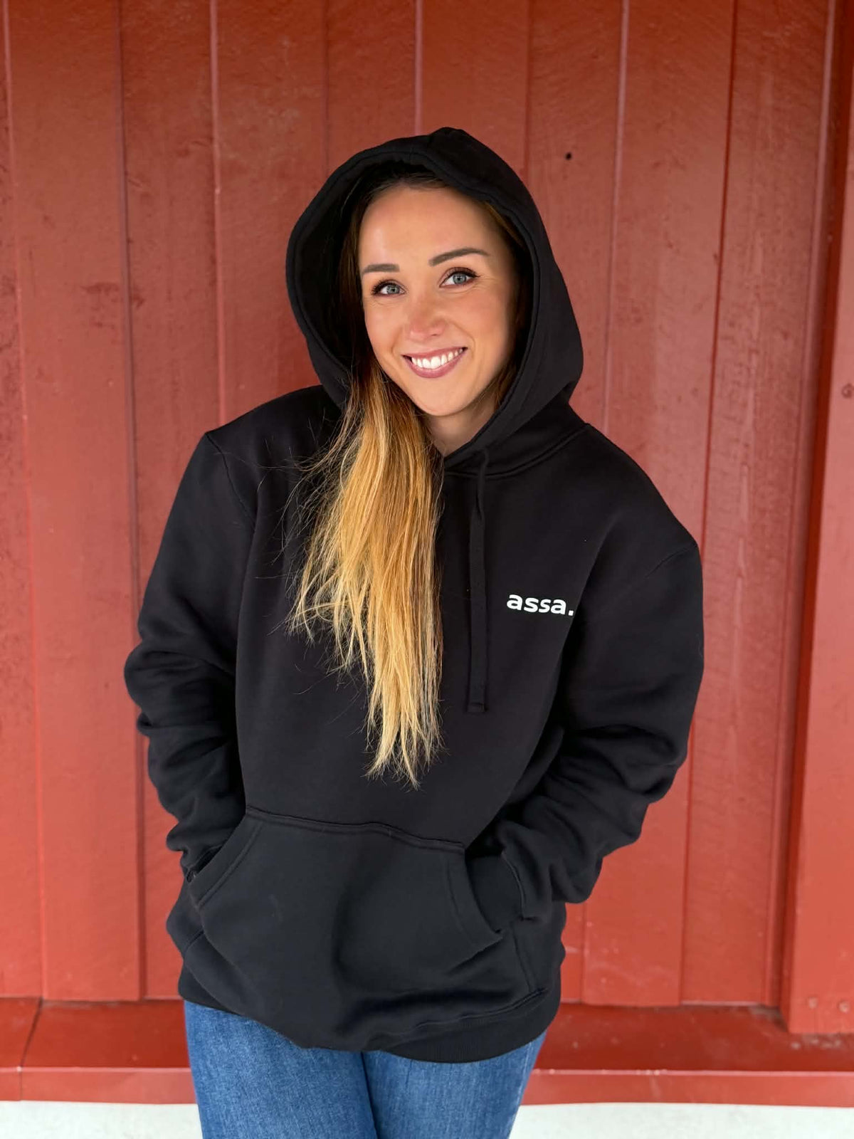 Svart assa.-hoody med hvitt trykk og hetten oppe