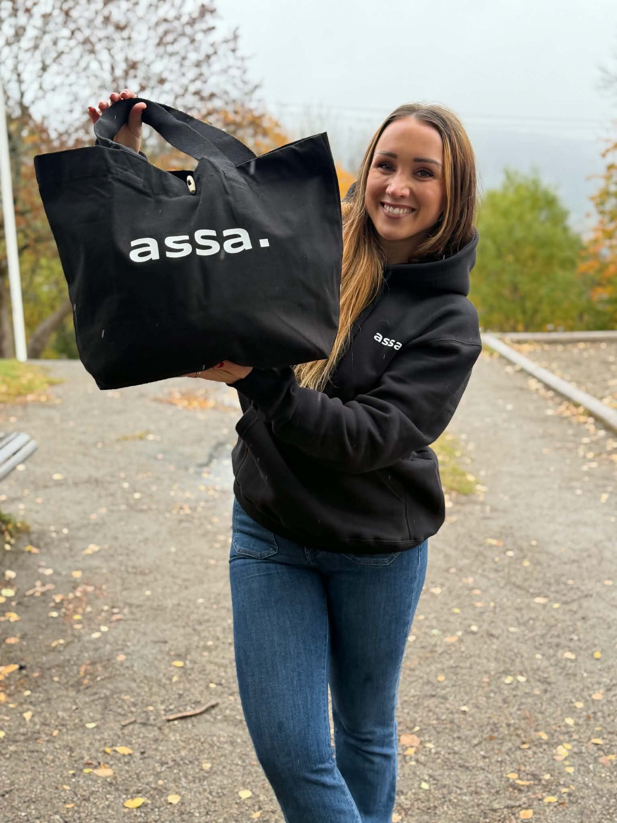 Svart assa.-handlenett med hvitt trykk, sett forfra