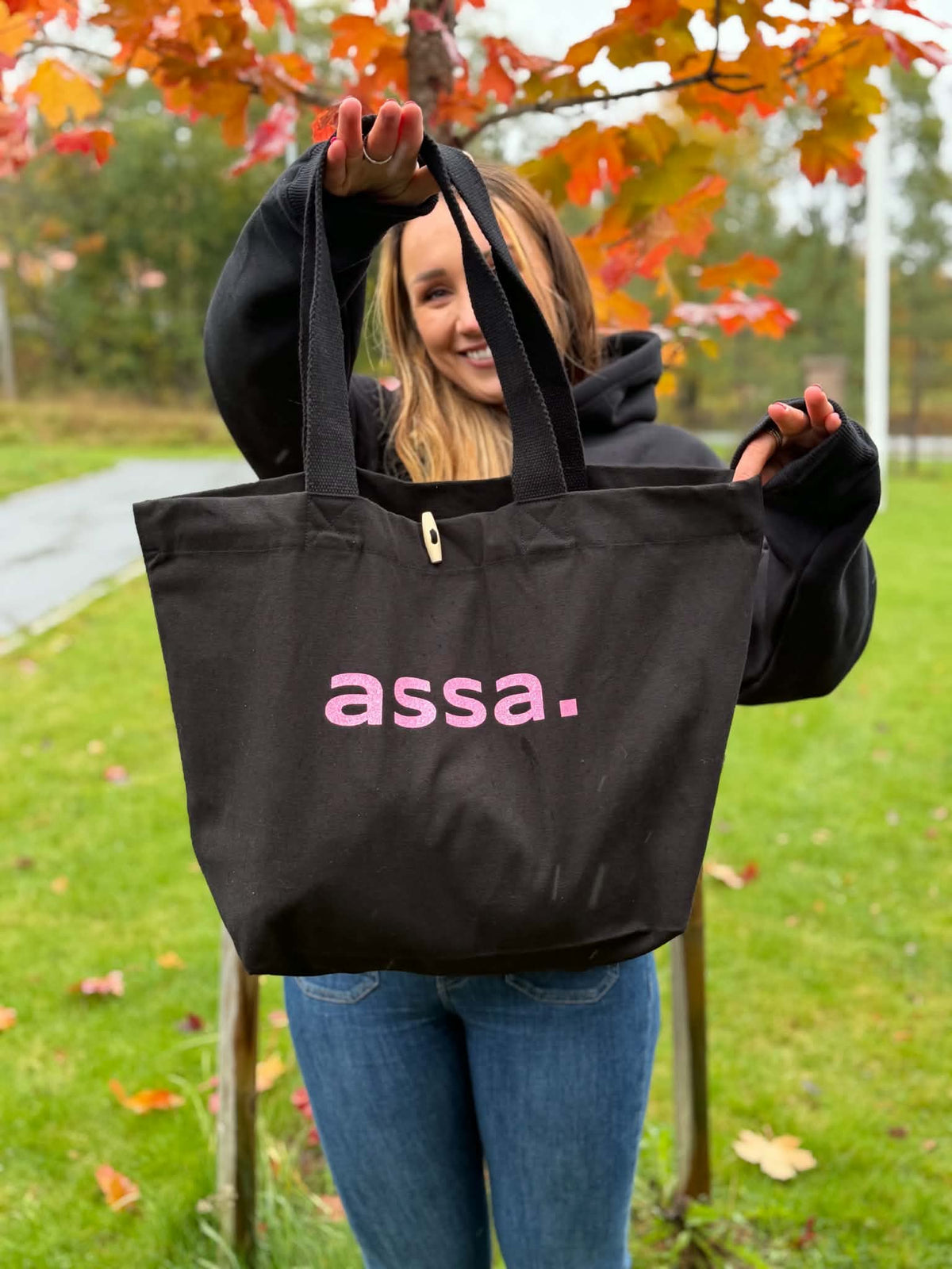Svart assa.-handlenett med rosa glittertrykk, sett forfra